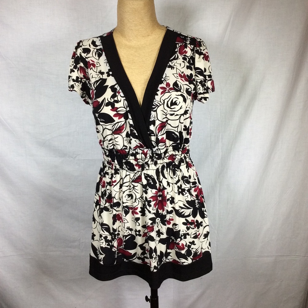 Agenda V-Neck Black/Pink Top